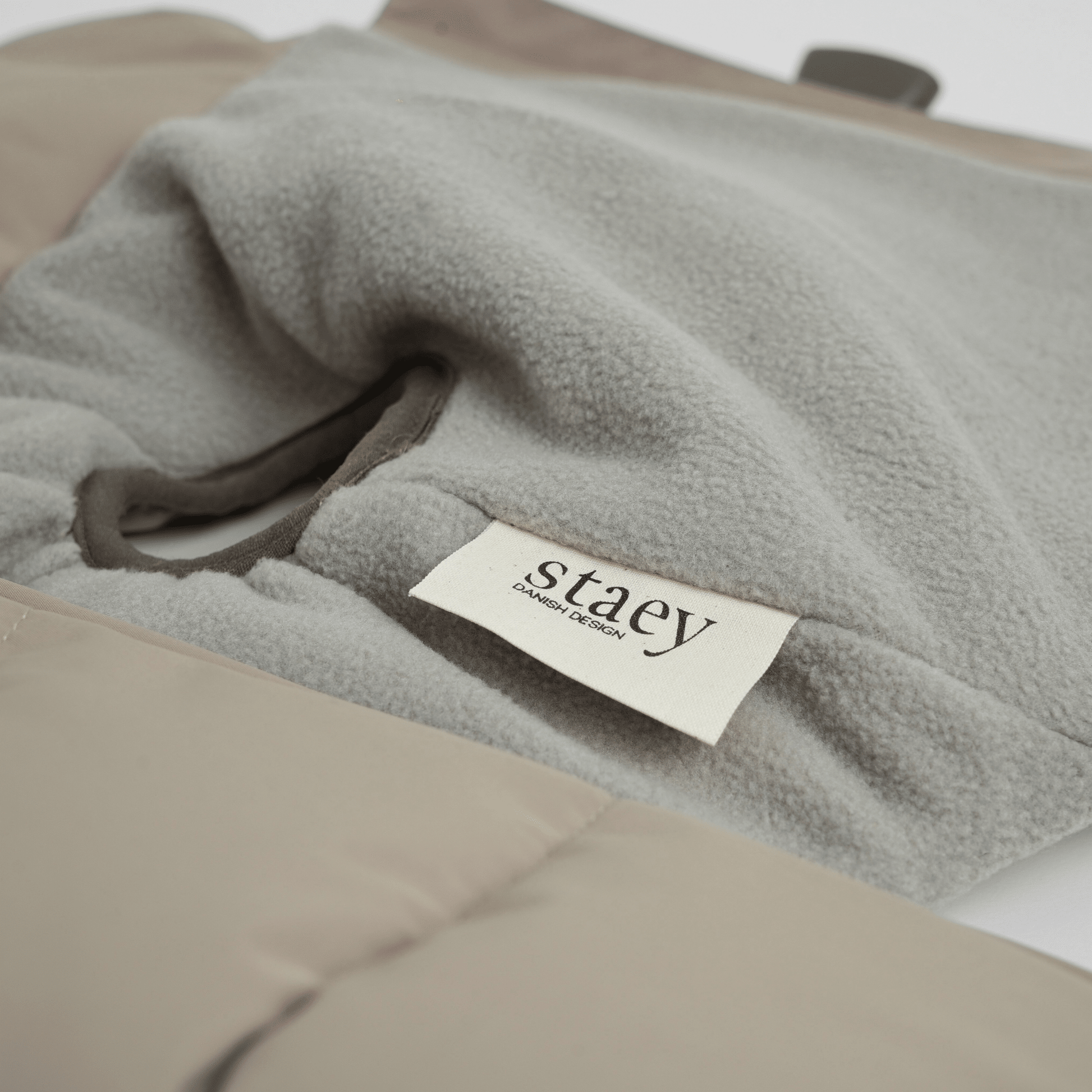 Staey Vera - koiran talvitakki valjailla, hiekka