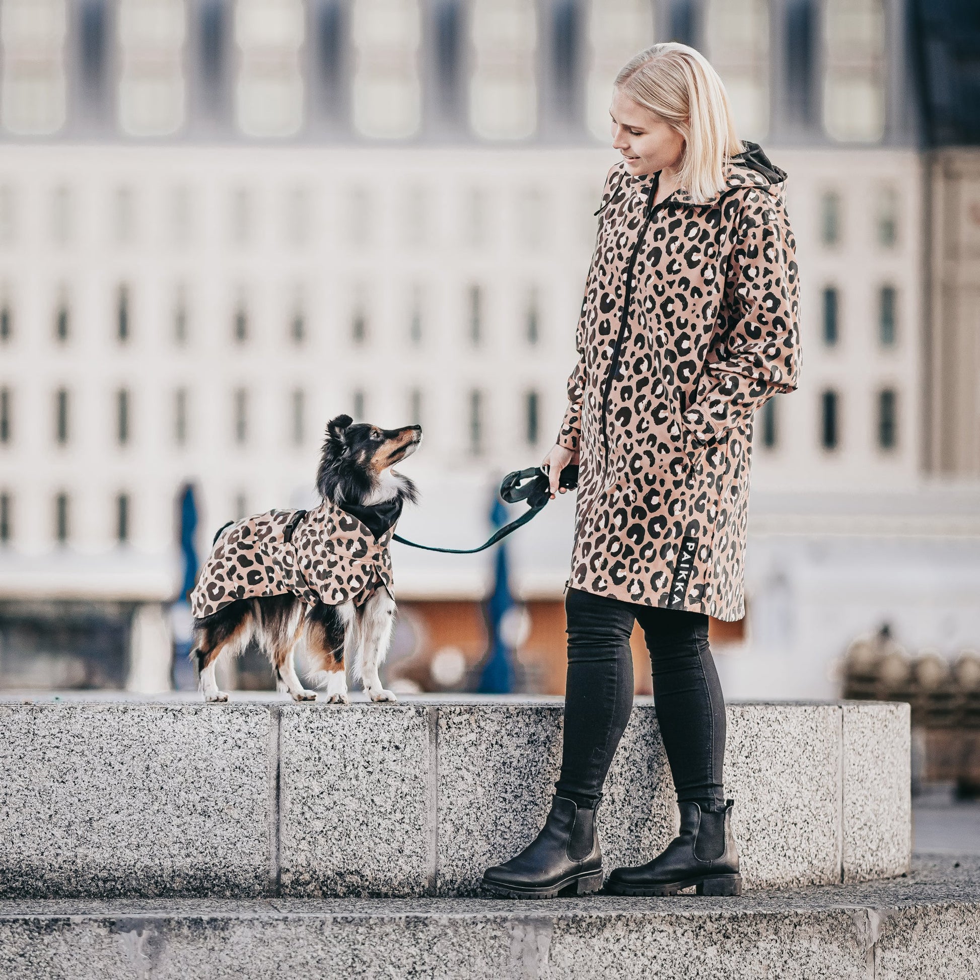 PAIKKA Visibility Lite - koiran sadetakki, Leo